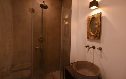 Podere Vigna Nuova: Mur, Luminaire Plomberie, Salle De Bains, Sol, Design Intérieur, Sol, Éclairage, Marron, Plomberie, Miroir