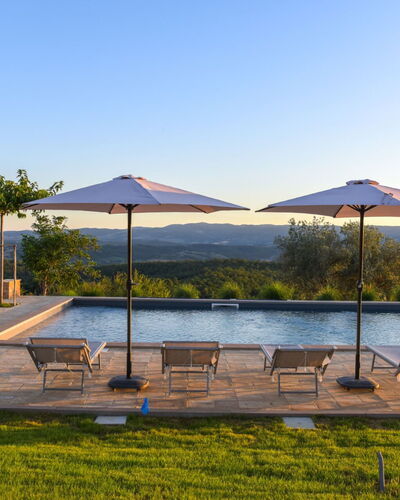 Podere Vigna Nuova: Ciel, Arbre, Piscine, Mobilier De Jardin, Balancelle, Recours, Parapluie, Eco Hôtel, Aménagement Paysager, Ville Resort