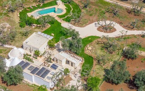 Trulli Corte Kalia, Golf & Puglia: Arbre, Vue Du Ciel, Zone Résidentielle, Paysage, Photographie Aérienne, Lot Terre, Zone Rurale, Biens, Banlieue, Aménagement Paysager