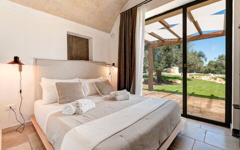 Trulli Corte Kalia, Golf & Puglia: Chambre, Meubles, Lit, Plafond, Sol, Sol, Design Intérieur, Domicile, Drap De Lit, Literie