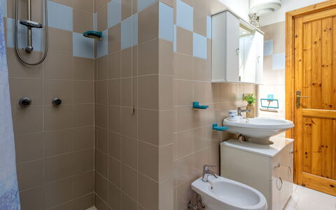 Badesi 10: Salle De Bains, Luminaire Plomberie, Sol, Évier, Lavabo, Design Intérieur, Sol, Toilette, Robinet, Siège De Toilette