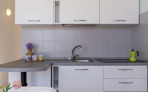 Badesi 10: Cuisine, Comptoir, Meubles, Cabinetry, Evier, Appareil De Cuisine, Design Intérieur, Luminaire Plomberie, Évier, Robinet