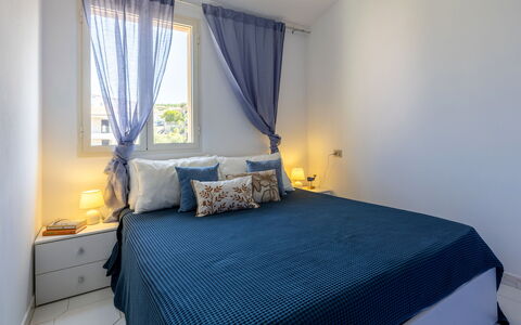 Badesi 10: Meubles, Lit, Design Intérieur, Chambre, Sol, Sol, Literie, Drap De Lit, Pièce, Bois
