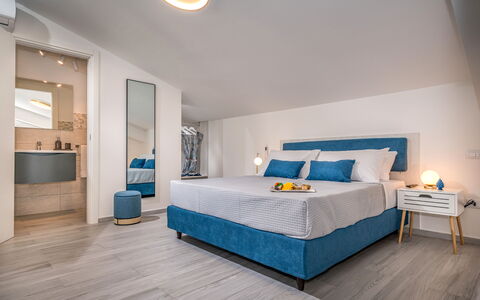 Attico Sea View: Meubles, Design Intérieur, Sol, Chambre, Sol, Lit, Bois, Pièce, Plafond, Appartement