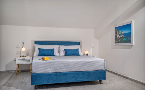 Attico Sea View: Meubles, Design Intérieur, Lit, Chambre, Sol, Sol, Literie, Drap De Lit, Bois, Pièce
