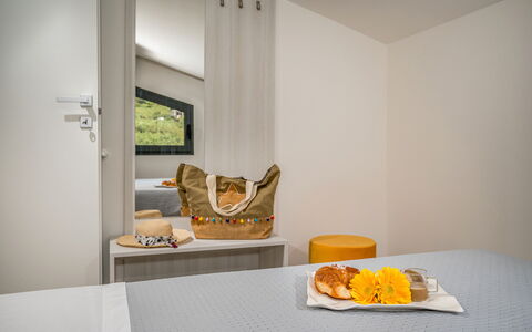 Attico Sea View: Design Intérieur, Mur, Chambre, Bois, Sol, Lit, Sol, Plafond, Textile, Linge