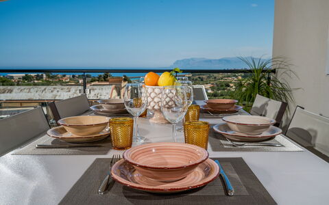Attico Sea View: Vaisselle, Meubles, Table, Table Cuisine Et Salle A Manger, Serveware, Vaisselle, Design Intérieur, Chaise, Porcelaine, Salle À Manger