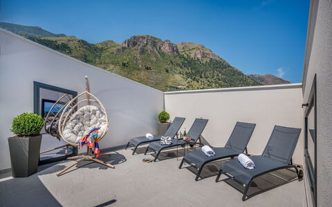 Attico Sea View: Meubles, Design Intérieur, Chaise, Plafond, Chaîne De Montagnes, Mobilier De Jardin, Recours, Hôtel, Balcon, Table Basse