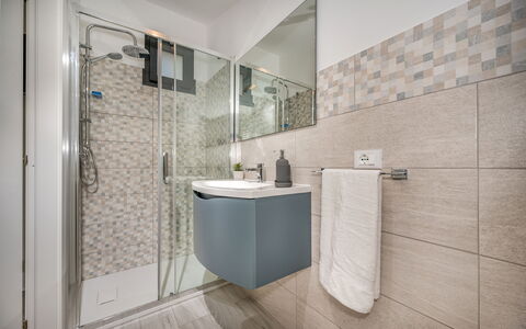 Attico Sea View: Salle De Bains, Sol, Luminaire Plomberie, Design Intérieur, Sol, Robinet, Tuile, Plomberie, Évier, Toilette
