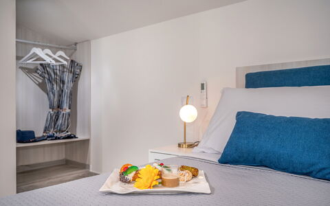 Attico Sea View: Design Intérieur, Meubles, Chambre, Linge, Lit, Pièce, Textile, Sol, Drap De Lit, Sol
