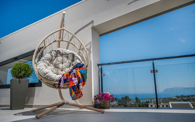 Attico Sea View: Meubles, Design Intérieur, Chaise, Mobilier De Jardin, Matériau Naturel, Parquet, Salon, Osier, Plante D'Appartement, Conception