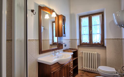 Villa Portole Due: Lavabo, Luminaire Plomberie, Design Intérieur, Évier, Sol, Robinet, Salle De Bains, Sol, Plomberie, Cabinetry