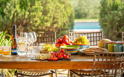 Villa Olivo: Meubles, Aliments, Vaisselle, Table, Drinkware, Chaise, Fruit, Mobilier De Jardin, Tableau De Plein Air, Serveware