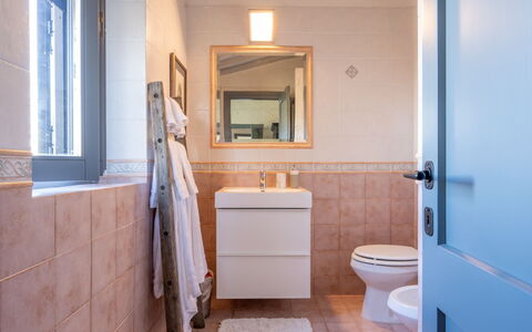 Il Querceto: Salle De Bains, Luminaire Plomberie, Sol, Siège De Toilette, Toilette, Sol, Design Intérieur, Lavabo, Évier, Armoire De Toilette