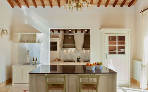 Podere Bella Vista: Meubles, Design Intérieur, Sol, Mur, Bois, Sol, Luminaire, Plafond, Domicile, Cuisine