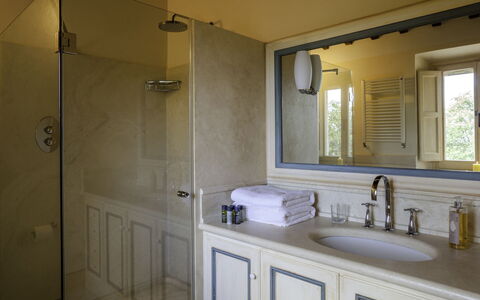 Podere Bella Vista: Mur, Luminaire Plomberie, Lavabo, Design Intérieur, Sol, Salle De Bains, Évier, Miroir, Sol, Robinet