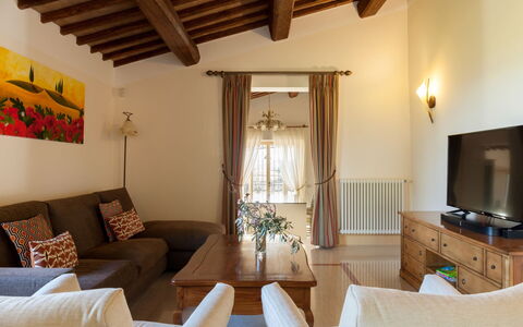 Podere Bella Vista: Meubles, Design Intérieur, Canapé, Sol, Bois, Plafond, Salon, Pièce, Sol, Éclairage