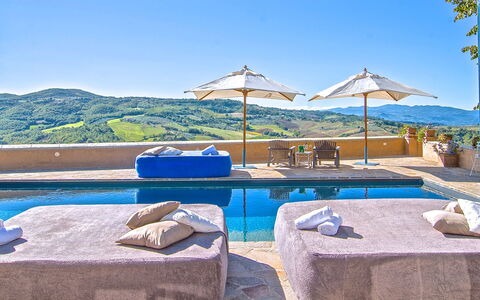 Villa Sagrantino: Bleu, Piscine, Recours, Mobilier De Jardin, Parapluie, Chaîne De Montagnes, Balancelle, Hôtel, Villa, Eco Hôtel