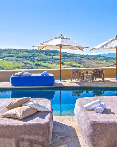 Villa Sagrantino: Bleu, Piscine, Recours, Mobilier De Jardin, Parapluie, Chaîne De Montagnes, Balancelle, Hôtel, Villa, Eco Hôtel