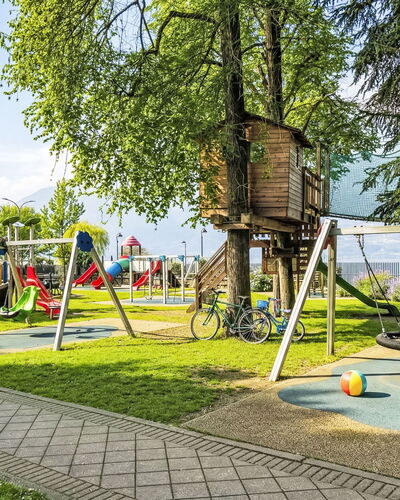 Dervio 626: Équipement Extérieur Play, Espace Public, Toboggan, Établissements Humains, Parc, Des Loisirs, Terrain De Jeux, Pelouse, Ombre, Jardin
