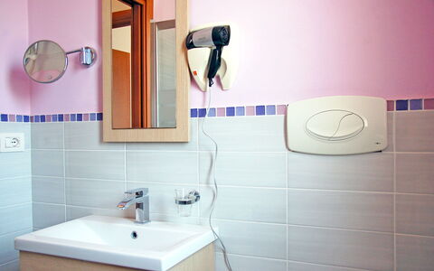 Marconi Seaside Residence, Pool, Wifi, Abruzzo: Luminaire Plomberie, Salle De Bains, Sol, Design Intérieur, Robinet, Évier, Lavabo, Plomberie, Sol