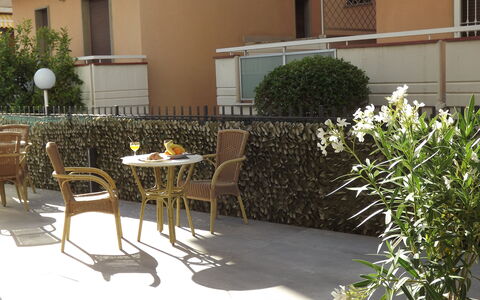 Residence Near The Sea - Abruzzo: Meubles, Mobilier De Jardin, Jardin, Pot De Fleur, Ombre, Chaise, Plante D'Appartement, Balcon, Cour