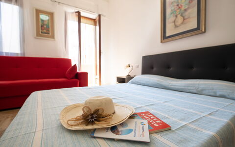 Gallipoli Apartment Ac, Seaside: Meubles, Design Intérieur, Sol, Appartement, Lit, Pièce, Chambre, Domicile, Cadre, Drap De Lit