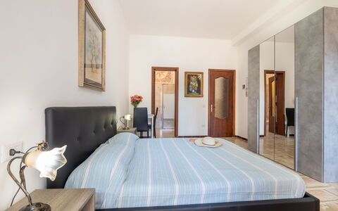 Gallipoli Apartment Ac, Seaside: Meubles, Lit, Design Intérieur, Sol, Sol, Chambre, Pièce, Bois, Drap De Lit, Literie