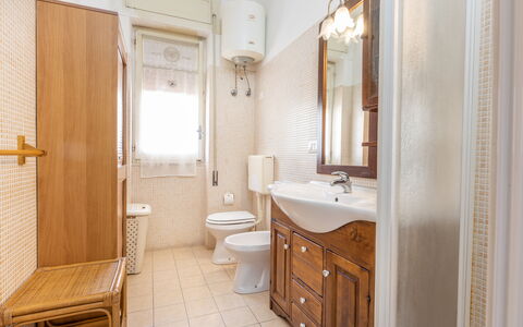 Vico Apartment Balcony, Gallipoli: Sol, Lavabo, Sol, Luminaire Plomberie, Design Intérieur, Bois, Salle De Bains, Évier, Armoire De Toilette, Miroir