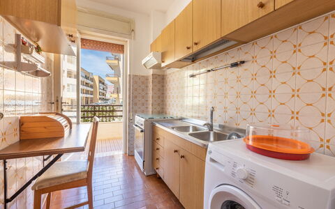 Vico Apartment Balcony, Gallipoli: Appartement, Sol, Design Intérieur, Sol, Domicile, Condominium, Tache De Bois, Balcon, Principaux Appliance, Conception