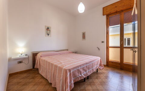 Giovanni Apartment In Gallipoli, Ac, Seaside: Design Intérieur, Bois, Sol, Plafond, Pièce, Sol, Chambre, Lit, Drap De Lit, Appartement