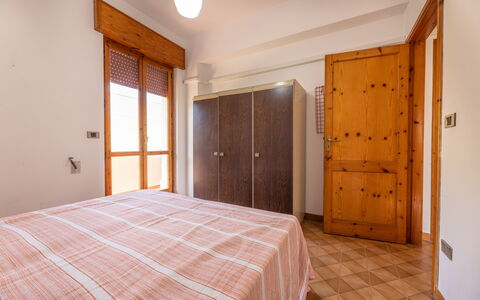 Giovanni Apartment In Gallipoli, Ac, Seaside: Lit, Chambre, Bois, Design Intérieur, Drap De Lit, Literie, Sol, Appartement, Sol, Pièce