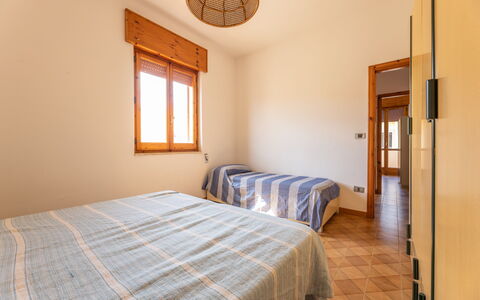 Giovanni Apartment In Gallipoli, Ac, Seaside: Bois, Design Intérieur, Chambre, Sol, Lit, Sol, Plafond, Pièce, Appartement, Drap De Lit