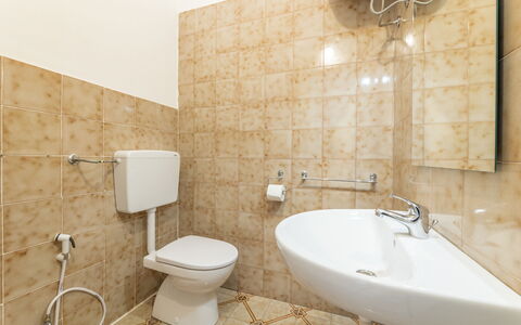 Sea View Apartment, Ac Gallipoli: Salle De Bains, Siège De Toilette, Luminaire Plomberie, Sol, Lavabo, Toilette, Sol, Design Intérieur, Évier, Plomberie