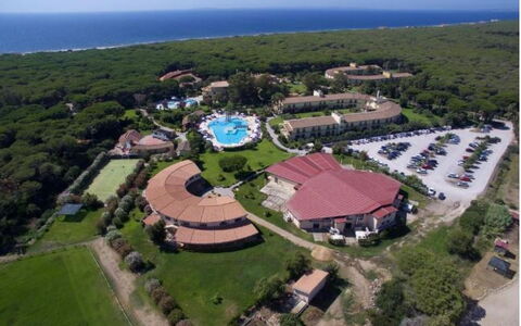 Nature & Country Resort Near The sea: Piscine, Recours, Vue Du Ciel, Ville Resort, Photographie Aérienne, Hôtel, Thermes, Station Balnéaire, Vacances