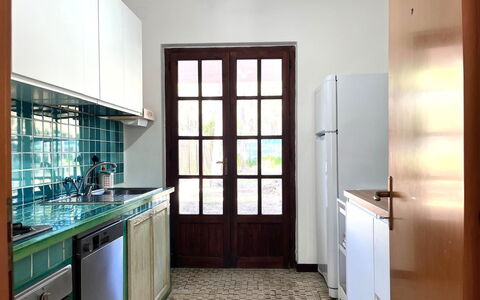 Villasimius 674: Cuisine, Sol, Design Intérieur, Sol, Comptoir, Bois, Meubles, Appareil De Cuisine, Évier, Cabinetry