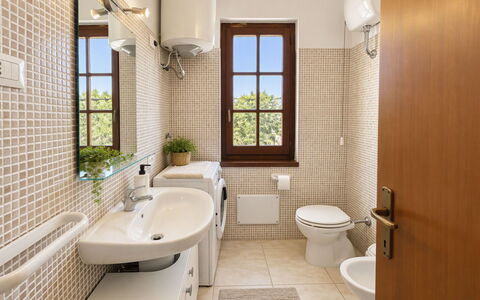 Villasimius 674: Luminaire Plomberie, Salle De Bains, Lavabo, Design Intérieur, Siège De Toilette, Toilette, Sol, Évier, Sol, Robinet