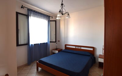 Bilo 9: Design Intérieur, Meubles, Bois, Chambre, Lit, Sol, Sol, Pièce, Drap De Lit, Appartement