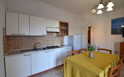 Bilo 3: Sol, Design Intérieur, Meubles, Sol, Cuisine, Appareil De Cuisine, Comptoir, Table Cuisine Et Salle A Manger, Pièce, Chaise