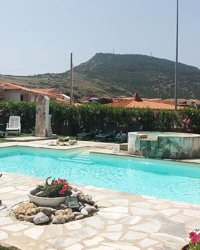 Residenza Agnese Sardegna: Piscine, Recours, Mobilier De Jardin, Loisir, Dalle, Caractéristique De L'Eau, Eco Hôtel, Parapluie, Ombre, Hacienda