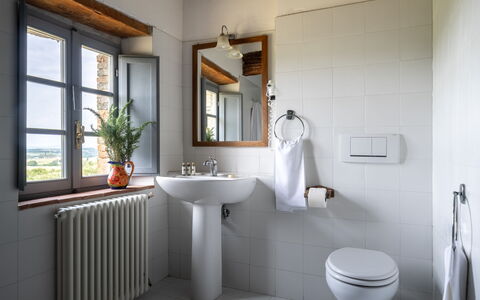 In the Heart of Chianti, Pool, Wifi, View - Lillia: Luminaire Plomberie, Lavabo, Design Intérieur, Salle De Bains, Plomberie, Robinet, Évier, Pièce, Miroir, Luminaire