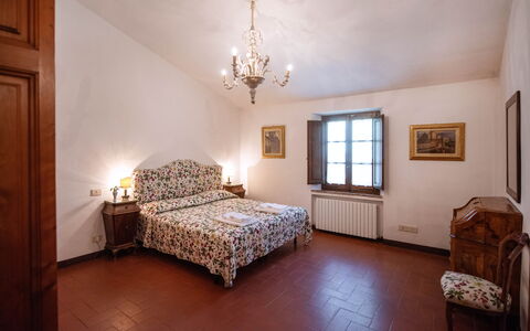 Green Hill Apartment In Tuscan Countryside: Mur, Meubles, Design Intérieur, Chambre, Lit, Pièce, Plafond, Sol, Sol, Cadre De Lit