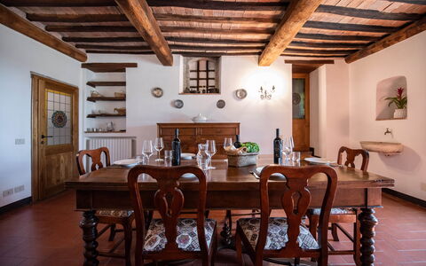 Green Hill Apartment In Tuscan Countryside: Meubles, Design Intérieur, Sol, Bois, Table, Salle À Manger, Table Cuisine Et Salle A Manger, Sol, Plafond, Pièce