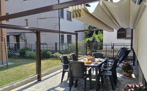 Irene: Ombre, Store, Pot De Fleur, Structure En Plein Air, Plante D'Appartement, Porche, Balcon, Arrière-Cour, Jardin, Chaise