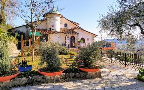 Villa Vernazza: Jardin, Chalet, Hacienda, Cour, Pot De Fleur, Aménagement Paysager, Villa, Arrière-Cour, Plante D'Appartement