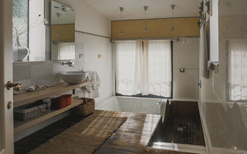 Villa Vernazza: Design Intérieur, Mur, Luminaire Plomberie, Sol, Sol, Salle De Bains, Lavabo, Plafond, Évier, Robinet