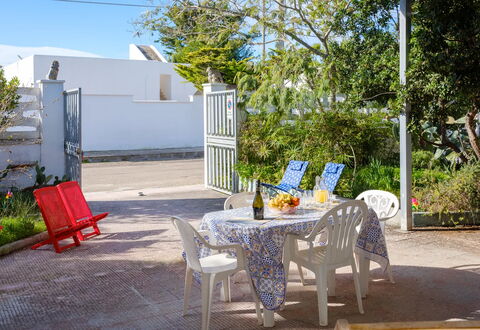 Alla Rosa Dei Venti - North Wind House: Meubles, Pot De Fleur, Chaise, Ombre, Mobilier De Jardin, Jardin, Plante D'Appartement, Cour, Aménagement Paysager