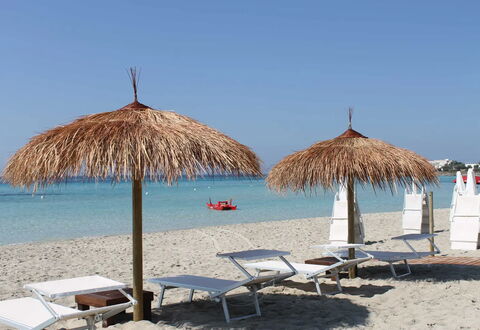 Villa Porto Cesareo Con Parcheggio: Plan D'Eau, Mobilier De Jardin, Plage, Parapluie, Été, Un Événement, Ombre, Mer, À Déchaumer, Cotiers Et Relief Océaniques