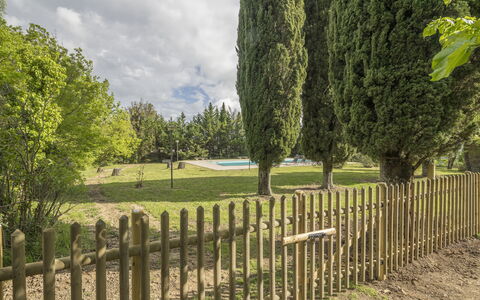 Cottage Monti Pet Friendly With Shared Pool: Herbe, Clôture, Prairie, Tronc, Suppression Des Plantes Ligneuses, Jardin, Accueil Escrime, Prairie, Pelouse