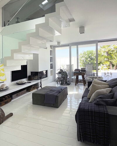 Villa Rosa Del Mare: Design Intérieur, Meubles, Sol, Sol, Canapé, Plafond, Salon, Domicile, Table, Appartement